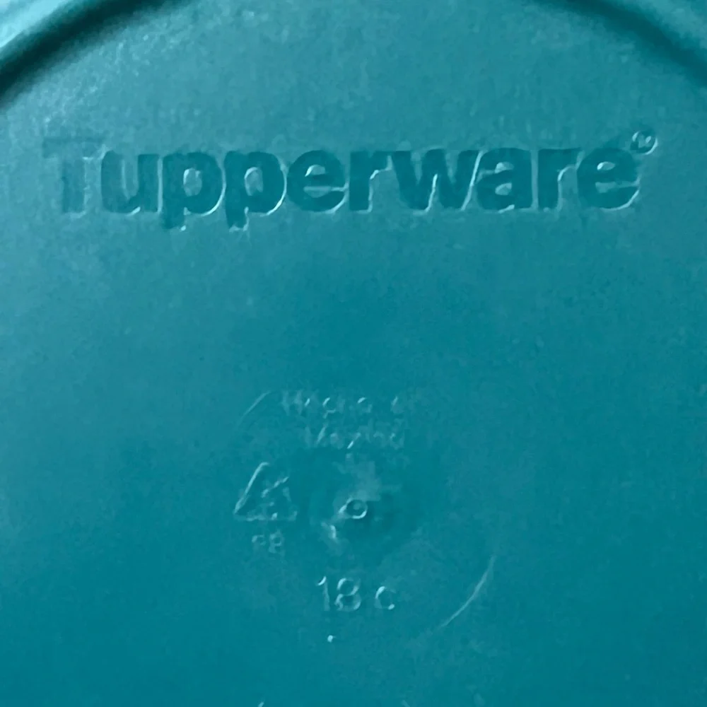 New Tupperware bowls with lids, 12 piece set, 6 bowls and 6 lids.